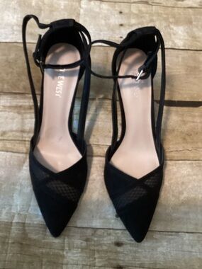 Nine West Black lace-up pointed toe heels – Size 8 – Good Condition 🖤